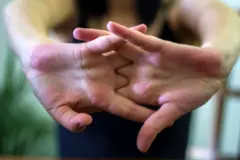 ஒரு கையில் மட்டும் பல ஆண்டுகளாக சொடக்கு போட்ட மருத்துவர் - சோதனையில் தெரிந்தது என்ன?