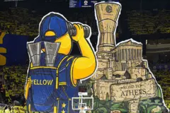 Fenerbahçe Beko'nun maskot Yellow'un Euroleague kupasına bakan koreografisi