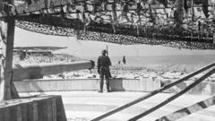 Parte del Muro Atlántico que levantaron los alemanes resguardado por sus guardias.