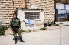 Hebron'daki bir yerleşimin güvenliğini sağlayan İsrail askeri