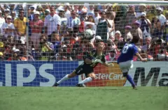 O goleiro brasileiro Taffarel observa Roberto Baggio cobrando o último pênalti da final da Copa do Mundo de 1994, que marcou o tetracampeonato da seleção brasileira