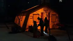 Люди біля пункту обігріву