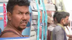 દીનદયાળ બંદર પાસે એક મજૂરની ફાઇલ તસ્વીર. 