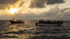 Deniz yoluyla İtalya'ya gelen göçmenler, İtalya'da siyasetin önde gelen gündemi.