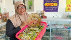 Sejak akhir 2014, Dwi Retnowati memberdayakan ibu-ibu di Desa Marengan Daya, Kecamatan Kota Sumenep, lewat Bank Sampah Mawar.