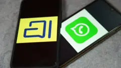 Dois celulares, um com logo do Arattai e outro do WhatsApp na tela