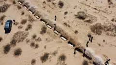 Túmulos desenterrados de uma vala comum no México