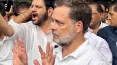 राहुल गांधी मंगळवारी (21 जुलै) अचानक पंतप्रधान नरेंद्र मोदी यांच्या निवासस्थानाबाहेर आंदोलनासाठी बसले होते. 