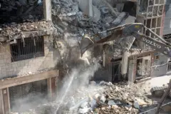 ক্ষেপণাস্ত্রের আঘাতে তেহরানে অবস্থিত এক আবাসিক ভবনের অবস্থা।