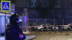 Судя по опубликованным кадрам, от взрыва повреждены два, а не один полицейский автомобиль