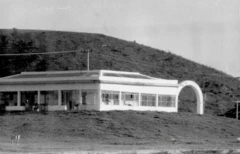 Grande casa com arco em colina