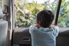 કાર લોક કરતી – કાર પાર્ક કરતી – શા માટે અકસ્માત થાય છે - વખતે કઈ બાબતોનું ધ્યાન રાખવું, બાળકોને કાર લોકિંગ શીખવો, બીબીસી ગુજરાતી સાથે સમજો, બીબીસી ગુજરાતી સમાચાર