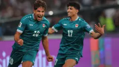 فرحة لاعبَي منتخب العراق مهند علي وعلي جاسم بعد تسجيل هدف التعادل أمام نظيره الإماراتي في المباراة الفاصلة التي ستحدد المتأهل إلى الملحق العالمي المؤهل لكأس العالم 2026 