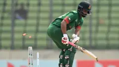 বাংলাদেশের অধিনায়ক তামিম ইকবাল মার্ক উডের বলে বোল্ড