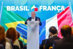 Lula em púlpito durante entrevista coletiva