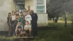 Uma foto mostrando um grupo de crianças