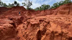 విశాఖపట్నం, భీమిలి మున్సిపాలిటీ , హౌసింగ్ సొసైటీ, బౌగోళిక వారసత్వ సంపద, ఎర్రమట్టి దిబ్బలు