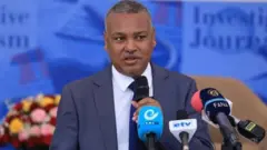 ሚኒስተር ኮሚኒኬሽን መንግስቲ ለገስ ቱሉ (ዶክተር) 