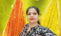 लिपस्टिक लगाएर उभिएकी माधवी