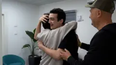 الرهينة الأمريكي الإسرائيلي عيدان ألكسندر رفقة عائلته في تل أبيب بعد إطلاق حركة حماس سراحه 