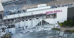 Aeon Mall yazan bir yapının kısmen yıkıldığı görülüyor. Fotoğraf havadan çekilmiş ve yatay yapıda büyük hasar var.
