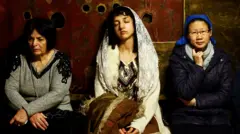 ဝတ်ပြုဆုတောင်းနေကြသူအချို့ 