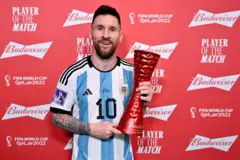 Messi con el trofeo del jugador del partido