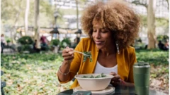 Aworan obinrin to n jẹun