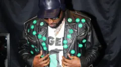 Davido wọ aṣọ dudu, o si de fila dudu pẹlu awo dudu loju rẹ