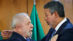 Lula e Arthur Lira se cumprimentam