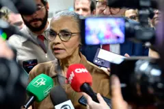 Marina Silva fala com imprensa após deixar comissão