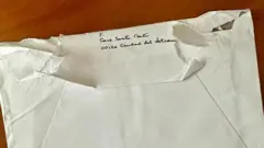 Envelope com a carta enviada pelo papa Francisco para os pais de Juan Cuatrecasas