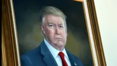 特朗普狂贬州议会自己的画像  笑纳普京送上的“美丽肖像”