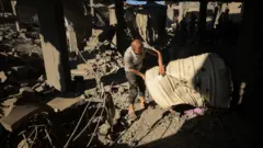 رجل فوق أنقاض منزله في غزة