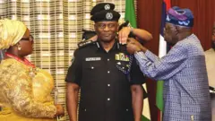 Iyawo Tunji Disu wọ aṣọ buba o si we gele, Aarẹ Bola Tinubu wọ aṣọ ọga Naijiria fun Disu