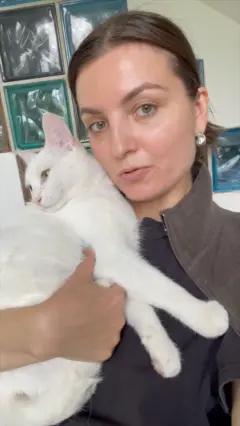 Софія Середа обнімає кота