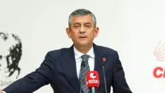 Özgür Özel basın toplantısında konuşurken