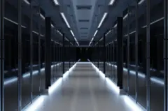 Corredor com várias portas e luzes