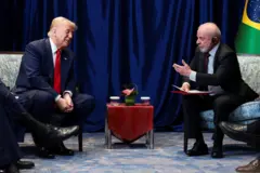Os presidentes dos EUA, Donald Trump, e do Brasil, Luiz Inácio Lula da Silva, conversam durante encontro na Malásia, em outubro de 2025