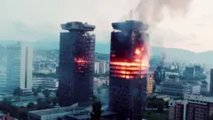 Горящие многоэтажные дома в Сараево в 1992 году