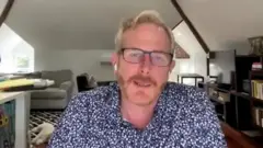 Clay Cockrell menjalankan klinik terapi di New York yang mengkhususkan diri dalam merawat para jutawan.