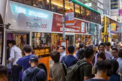 香港街道，乘客正排队坐巴士。