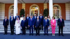 رئيس الوزراء الإسباني بيدرو سانشيز (الرابع من اليمين) يلتقط صورة مع أعضاء اللجنة العربية - الإسلامية ووزير خارجية الاتحاد الأوروبي ووزراء خارجية أوروبيين قبل انعقاد القمة
