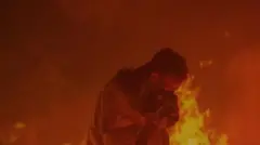 आग में घिरा एक व्यक्ति