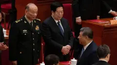 3月11日在中国北京人民大会堂举行的中国人民政治协商会议（全国政协）闭幕会结束时，习近平与中央军事委员会副主席张升民（左）对望。