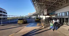 Táxis próximos de área de embarque do Galeão, que aparece vazia