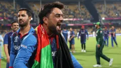  रशिद खान विजयाचा आनंद साजरा करताना