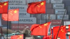 Bandeiras da China em frente a contêineres