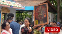 சாலையில் வீசப்பட்டிருக்கும் கடவுளின் படங்களை இவர்கள் என்ன செய்கின்றனர்?