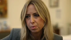 Catrin Nye con rostro preocupado 